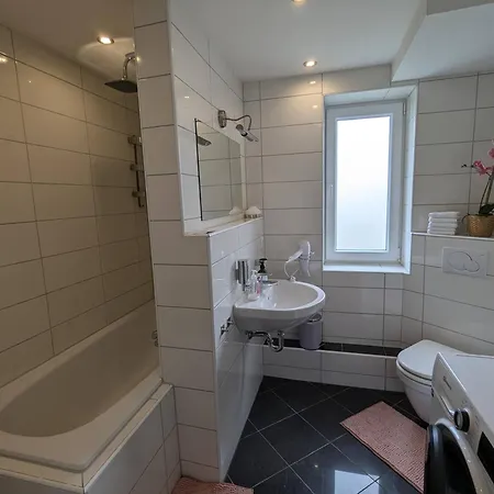 Apartment Moderne Fuer Bis Zu 6 Personen - Netflix, Ps4, Zentrumsnaehe Und Mehr In